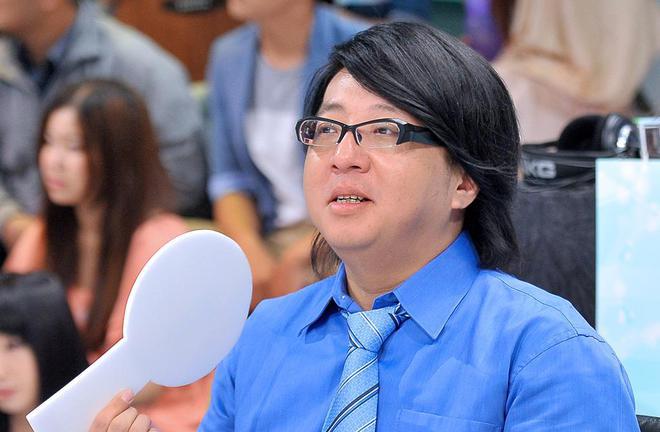 袁惟仁57岁瘫痪近况：需要家人喂饭拍背，由妈妈和姐姐轮流照顾