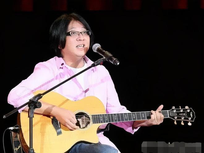 袁惟仁57岁瘫痪近况：需要家人喂饭拍背，由妈妈和姐姐轮流照顾