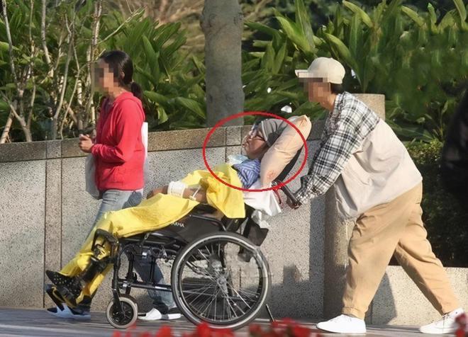 袁惟仁57岁瘫痪近况：需要家人喂饭拍背，由妈妈和姐姐轮流照顾