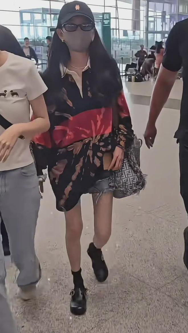 27岁宋祖儿脸部浮肿四肢瘦，疑似进食障碍长期催吐，状态惹人担忧