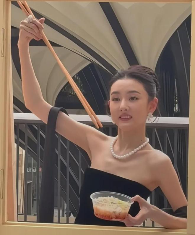 27岁宋祖儿脸部浮肿四肢瘦，疑似进食障碍长期催吐，状态惹人担忧