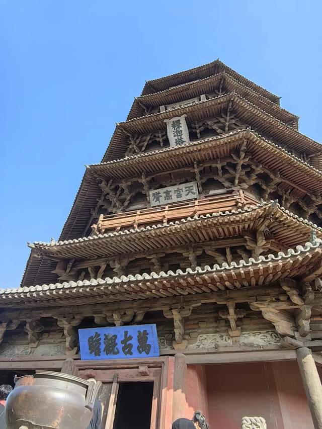 明星又搞特殊？韩雪打卡古建筑使用强光灯，董宇辉印小天也曾被骂
