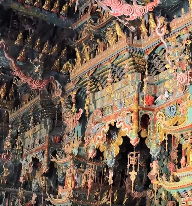 明星又搞特殊？韩雪打卡古建筑使用强光灯，董宇辉印小天也曾被骂