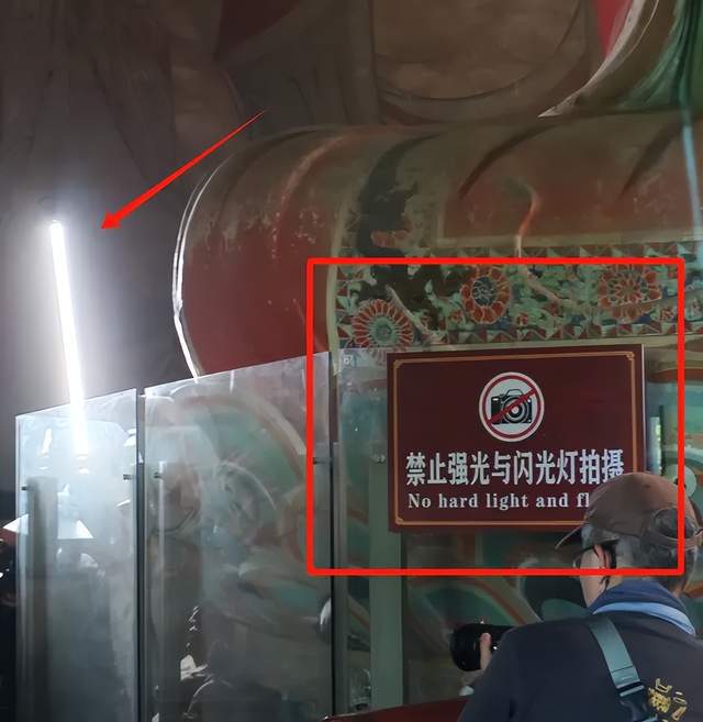 明星又搞特殊？韩雪打卡古建筑使用强光灯，董宇辉印小天也曾被骂