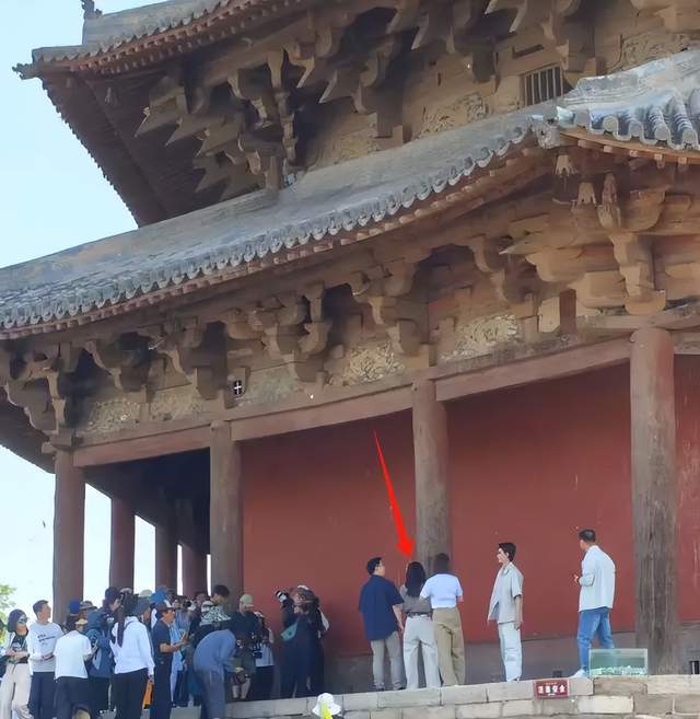 明星又搞特殊？韩雪打卡古建筑使用强光灯，董宇辉印小天也曾被骂