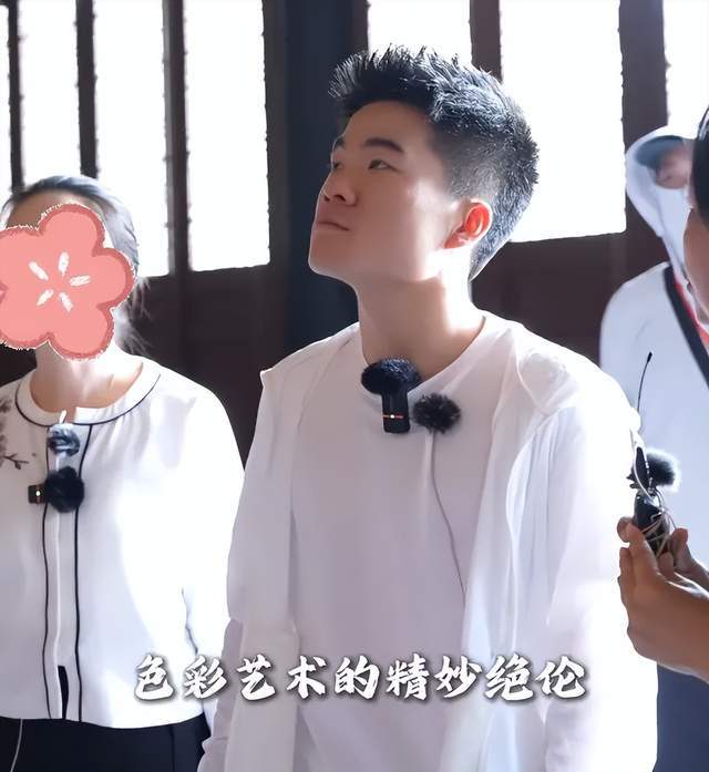 明星又搞特殊？韩雪打卡古建筑使用强光灯，董宇辉印小天也曾被骂