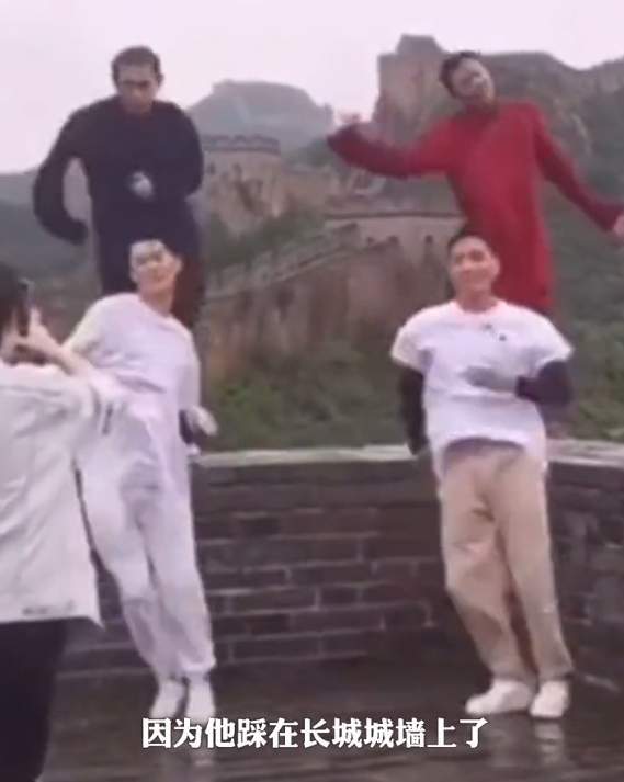 明星又搞特殊？韩雪打卡古建筑使用强光灯，董宇辉印小天也曾被骂
