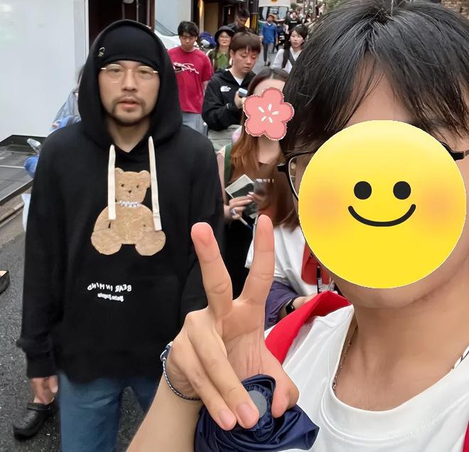 周杰伦日本游玩变化大，胡须变白眼袋明显，强直性脊柱炎疑似加重