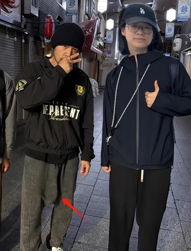 周杰伦日本游玩变化大，胡须变白眼袋明显，强直性脊柱炎疑似加重