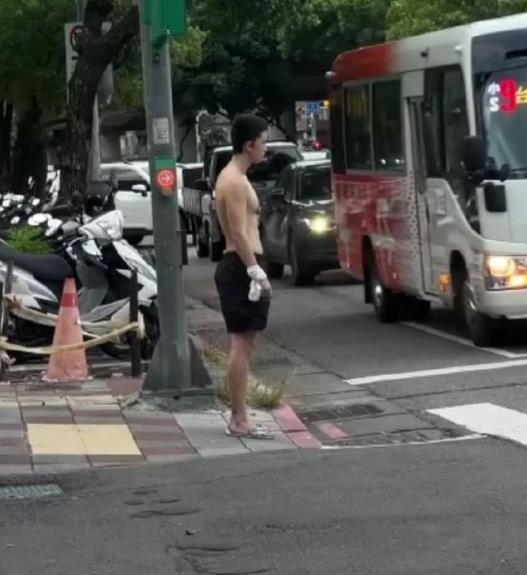 狄莺儿子孙安佐疑似嗑药失控：穿拖鞋精神涣散，在街头行为异常
