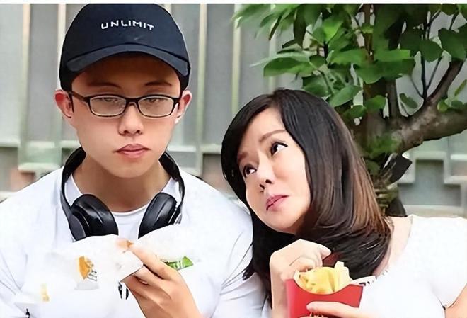狄莺儿子孙安佐疑似嗑药失控：穿拖鞋精神涣散，在街头行为异常