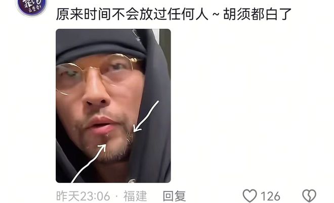 周杰伦日本游玩变化大，胡须变白眼袋明显，强直性脊柱炎疑似加重