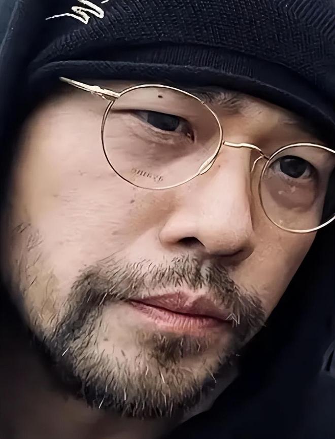 周杰伦日本游玩变化大，胡须变白眼袋明显，强直性脊柱炎疑似加重