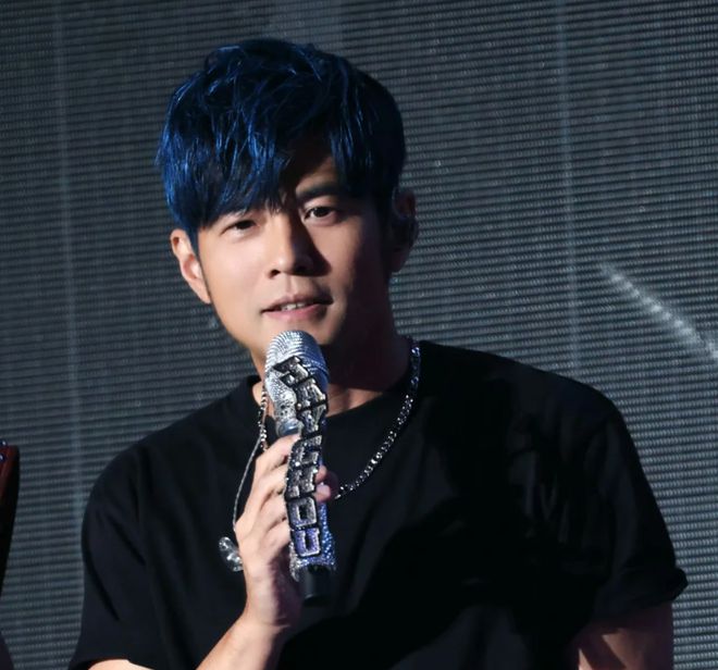 周杰伦日本游玩变化大，胡须变白眼袋明显，强直性脊柱炎疑似加重