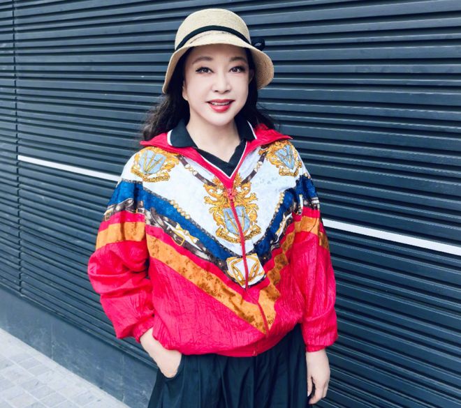 刘晓庆税务风波后续来了：多场话剧演出被取消，海外露面状态不佳