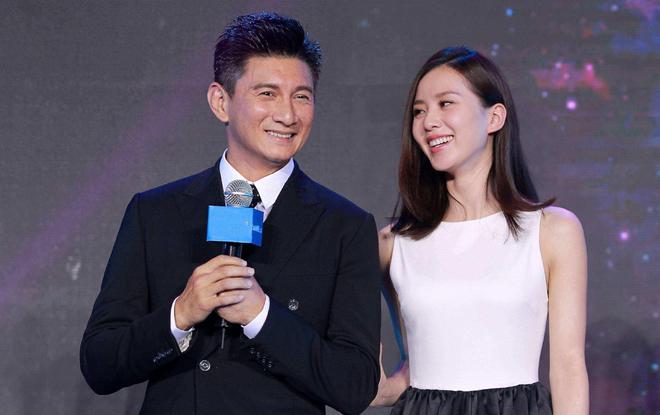 刘诗诗吴奇隆合体带娃，两人无交流，保持距离，6岁儿子很活泼