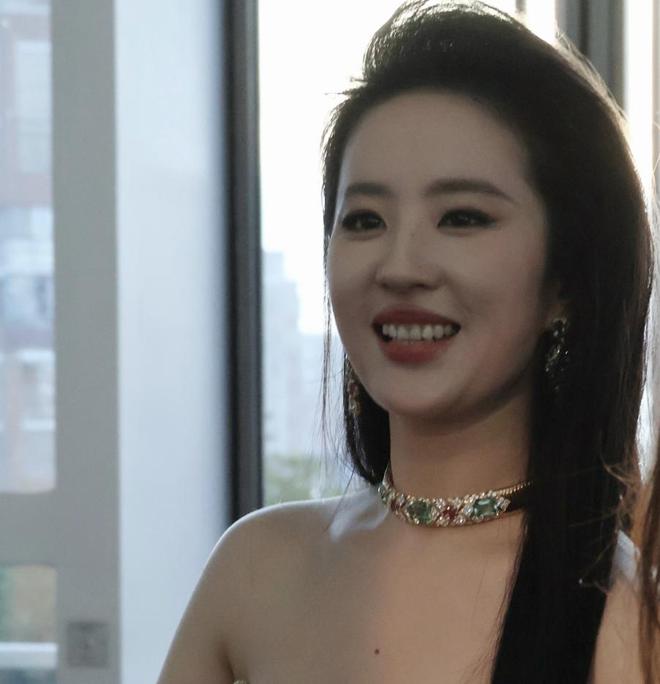 刘亦菲怼脸拍瘦了！出席白玉兰奖提名晚宴神态自信，和宋佳争视后