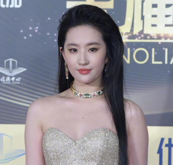 刘亦菲怼脸拍瘦了！出席白玉兰奖提名晚宴神态自信，和宋佳争视后