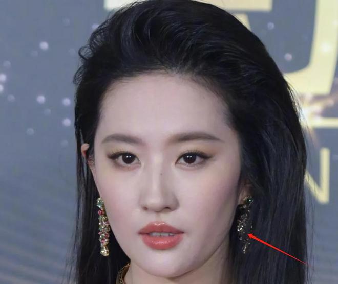 刘亦菲怼脸拍瘦了！出席白玉兰奖提名晚宴神态自信，和宋佳争视后
