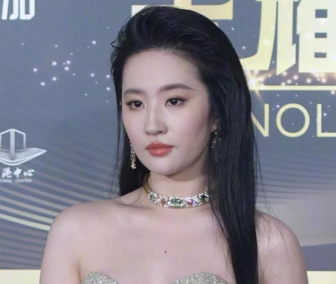 刘亦菲怼脸拍瘦了！出席白玉兰奖提名晚宴神态自信，和宋佳争视后