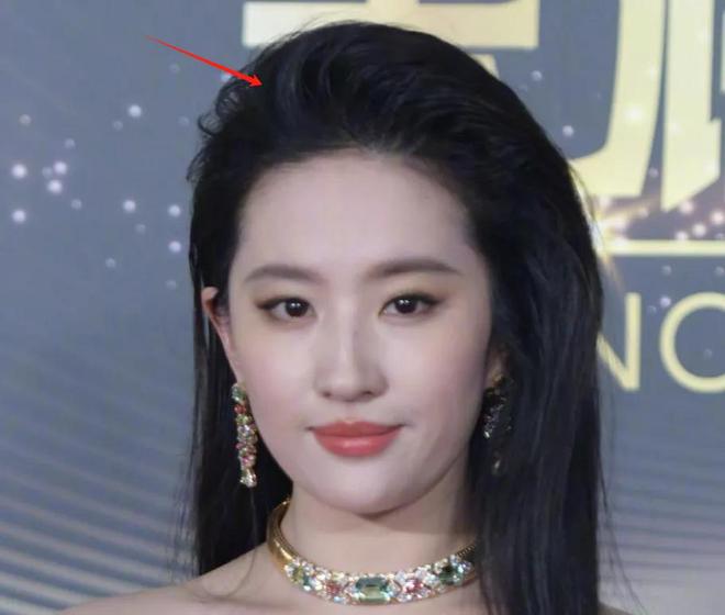 刘亦菲怼脸拍瘦了！出席白玉兰奖提名晚宴神态自信，和宋佳争视后