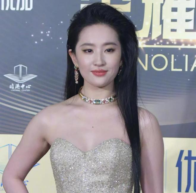 刘亦菲怼脸拍瘦了！出席白玉兰奖提名晚宴神态自信，和宋佳争视后