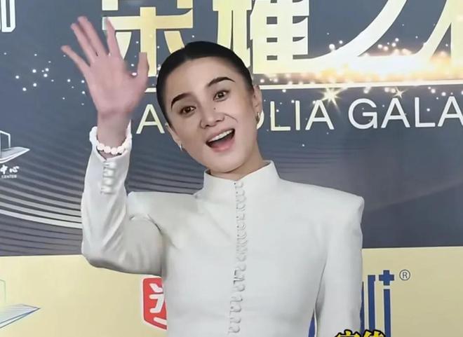 刘亦菲怼脸拍瘦了！出席白玉兰奖提名晚宴神态自信，和宋佳争视后