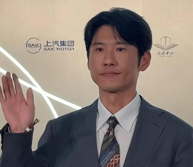 刘亦菲怼脸拍瘦了！出席白玉兰奖提名晚宴神态自信，和宋佳争视后