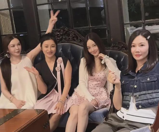 李小璐近照鼻头发黑泛红，43岁了还在追求少女感，彻底变成幼态脸