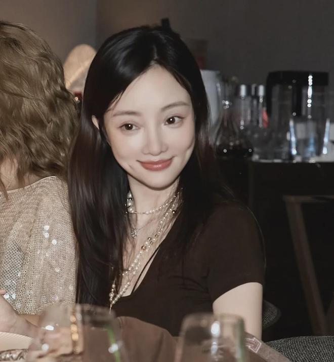 李小璐近照鼻头发黑泛红，43岁了还在追求少女感，彻底变成幼态脸