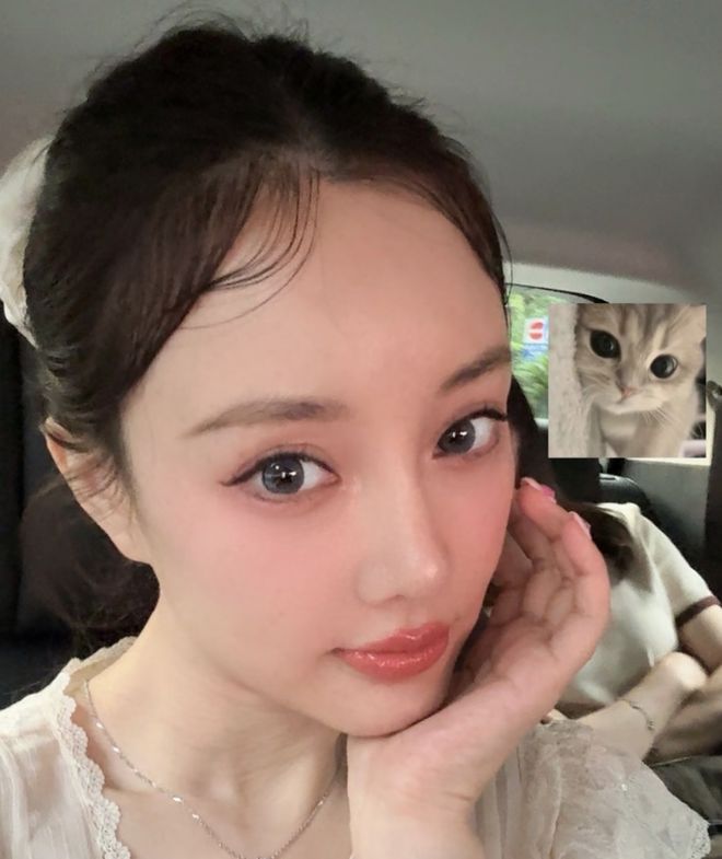 李小璐近照鼻头发黑泛红，43岁了还在追求少女感，彻底变成幼态脸