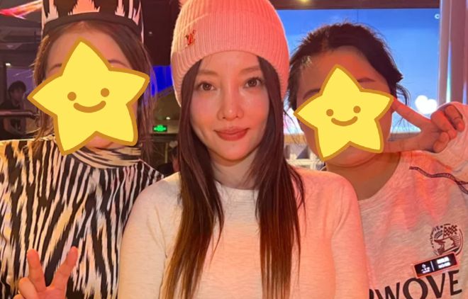 李小璐近照鼻头发黑泛红，43岁了还在追求少女感，彻底变成幼态脸