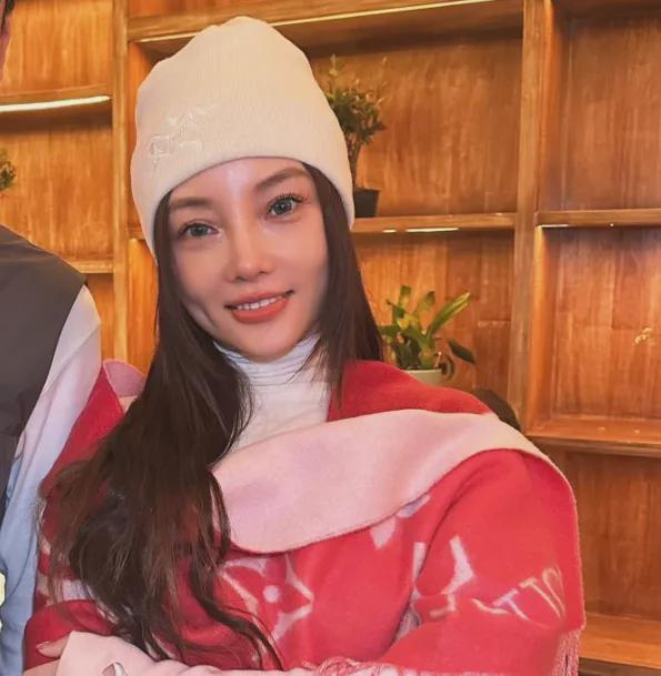 李小璐近照鼻头发黑泛红，43岁了还在追求少女感，彻底变成幼态脸