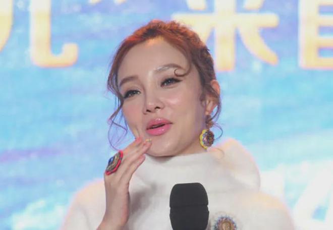 李小璐近照鼻头发黑泛红，43岁了还在追求少女感，彻底变成幼态脸