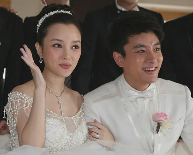 李小璐近照鼻头发黑泛红，43岁了还在追求少女感，彻底变成幼态脸