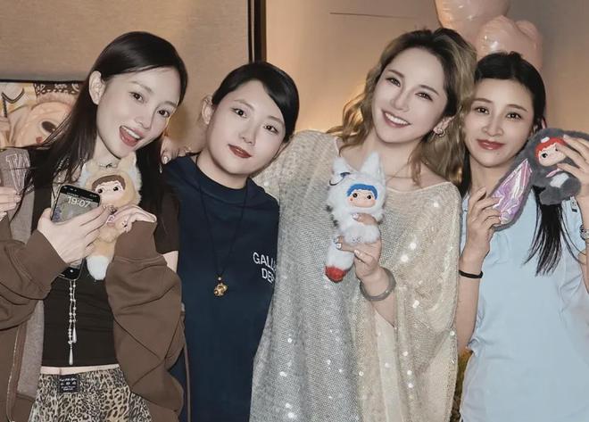 李小璐近照鼻头发黑泛红，43岁了还在追求少女感，彻底变成幼态脸