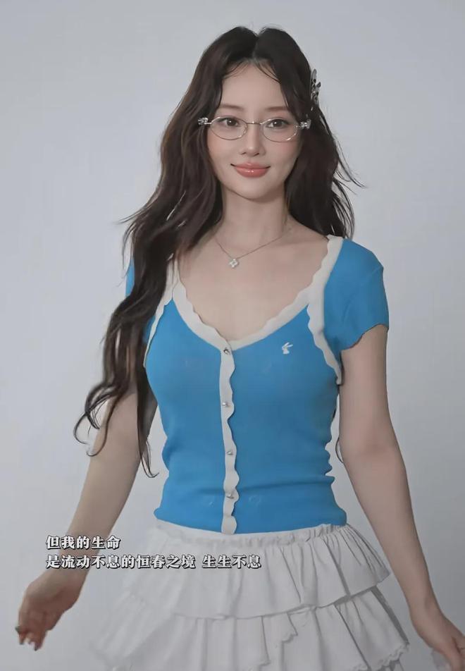 李小璐近照鼻头发黑泛红，43岁了还在追求少女感，彻底变成幼态脸