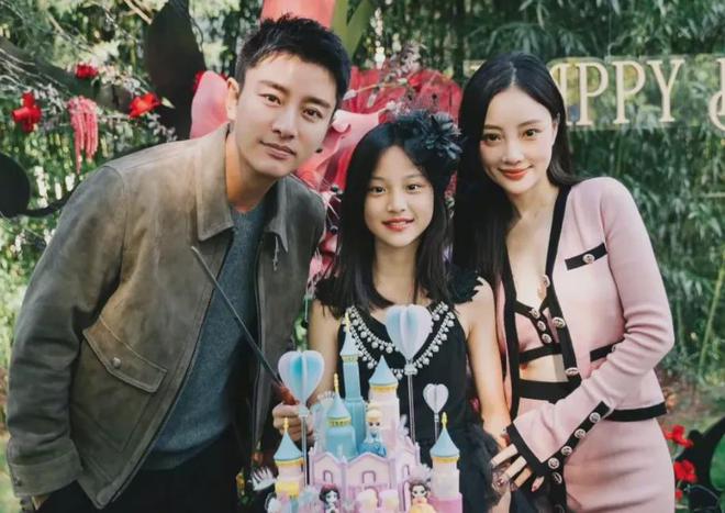 李小璐近照鼻头发黑泛红，43岁了还在追求少女感，彻底变成幼态脸
