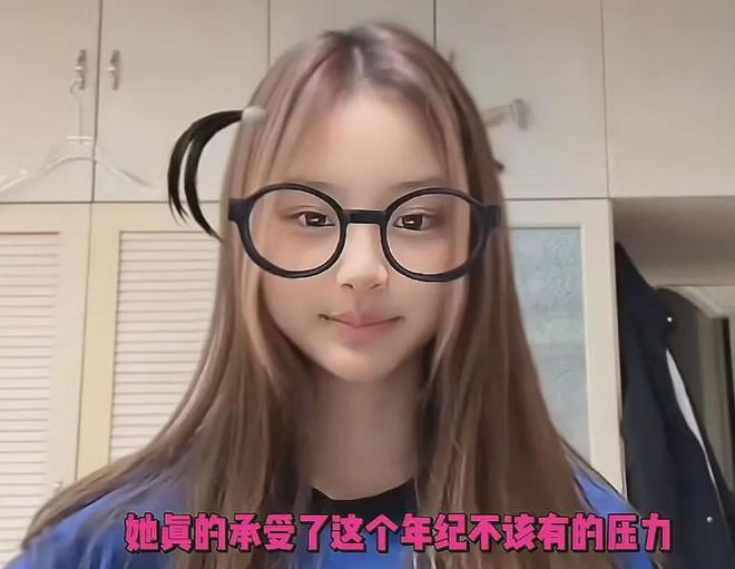 李小璐近照鼻头发黑泛红，43岁了还在追求少女感，彻底变成幼态脸
