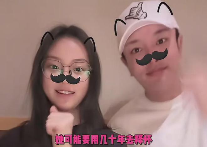 李小璐近照鼻头发黑泛红，43岁了还在追求少女感，彻底变成幼态脸