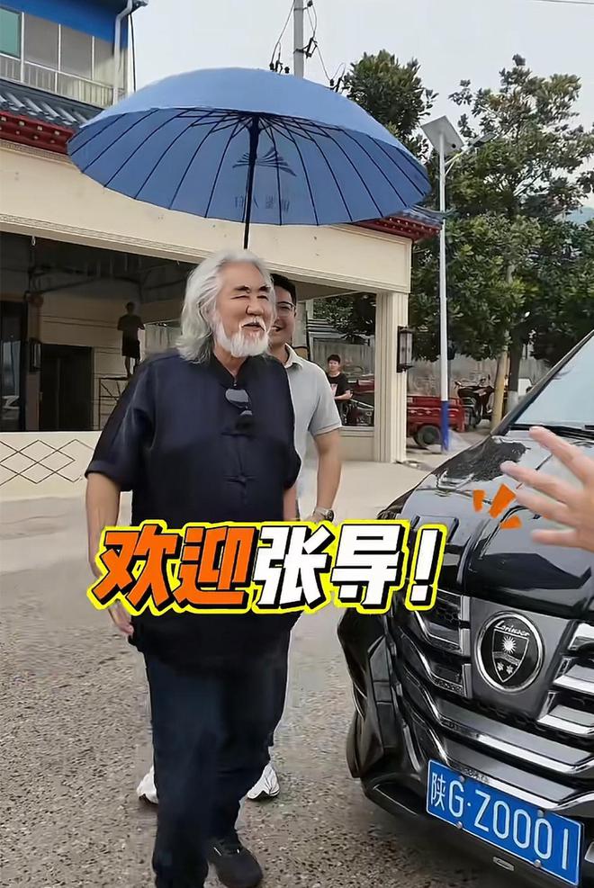 74岁张纪中现身太白山参观别墅，满面笑容状态好，网红捯饬哥接待