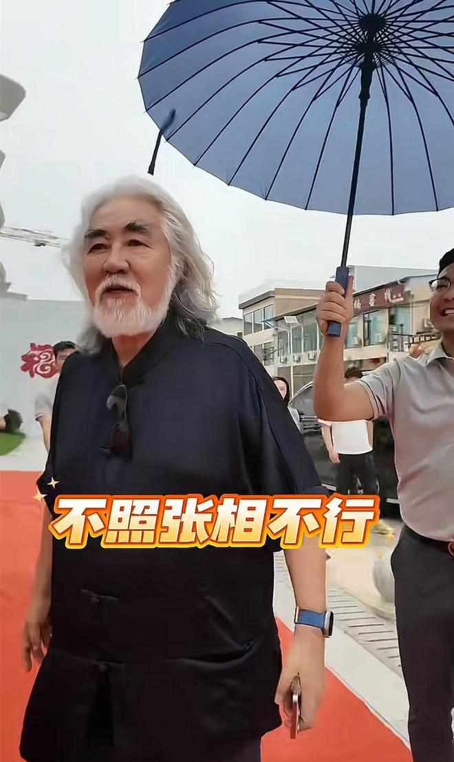 74岁张纪中现身太白山参观别墅，满面笑容状态好，网红捯饬哥接待