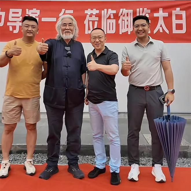 74岁张纪中现身太白山参观别墅，满面笑容状态好，网红捯饬哥接待