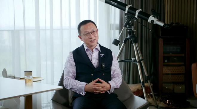 74岁张纪中现身太白山参观别墅，满面笑容状态好，网红捯饬哥接待