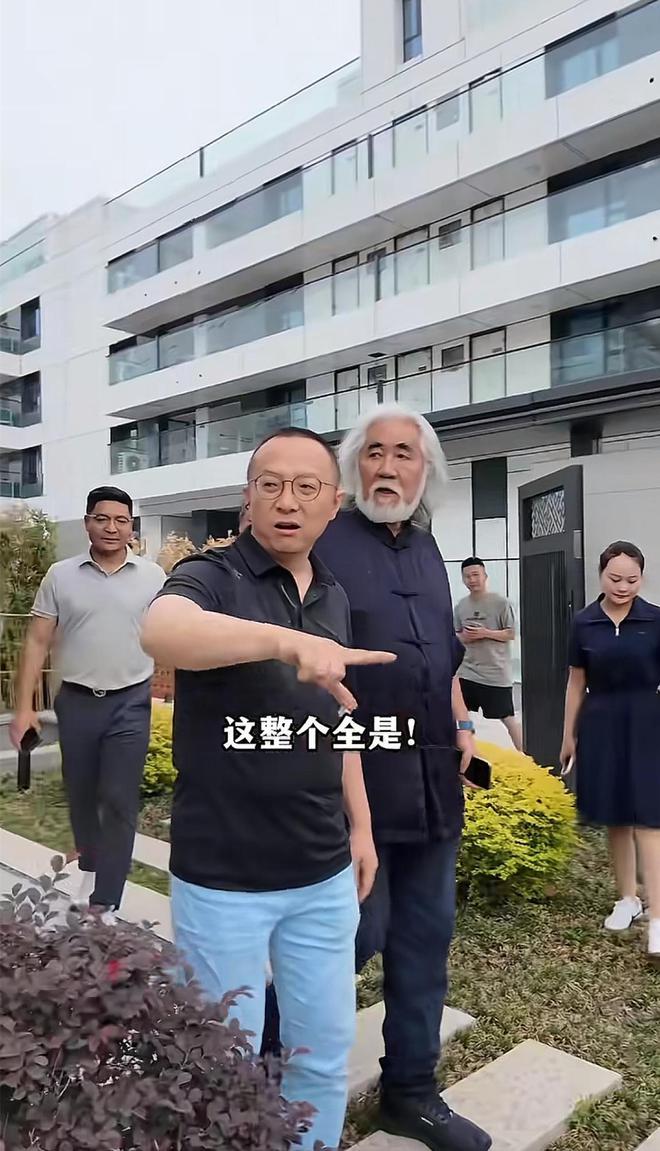 74岁张纪中现身太白山参观别墅，满面笑容状态好，网红捯饬哥接待