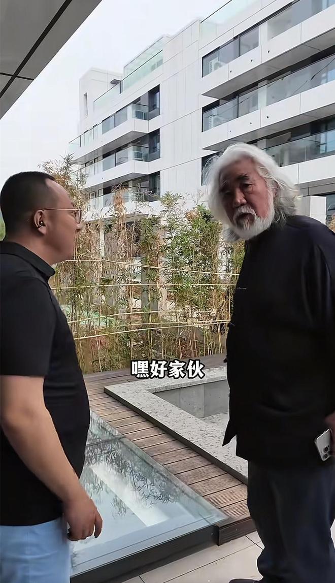 74岁张纪中现身太白山参观别墅，满面笑容状态好，网红捯饬哥接待