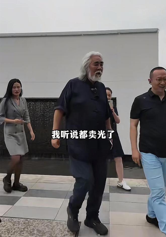 74岁张纪中现身太白山参观别墅，满面笑容状态好，网红捯饬哥接待