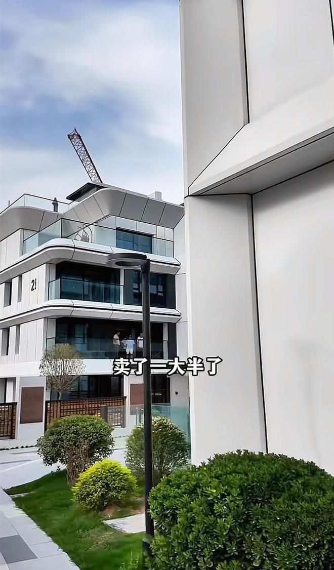 74岁张纪中现身太白山参观别墅，满面笑容状态好，网红捯饬哥接待