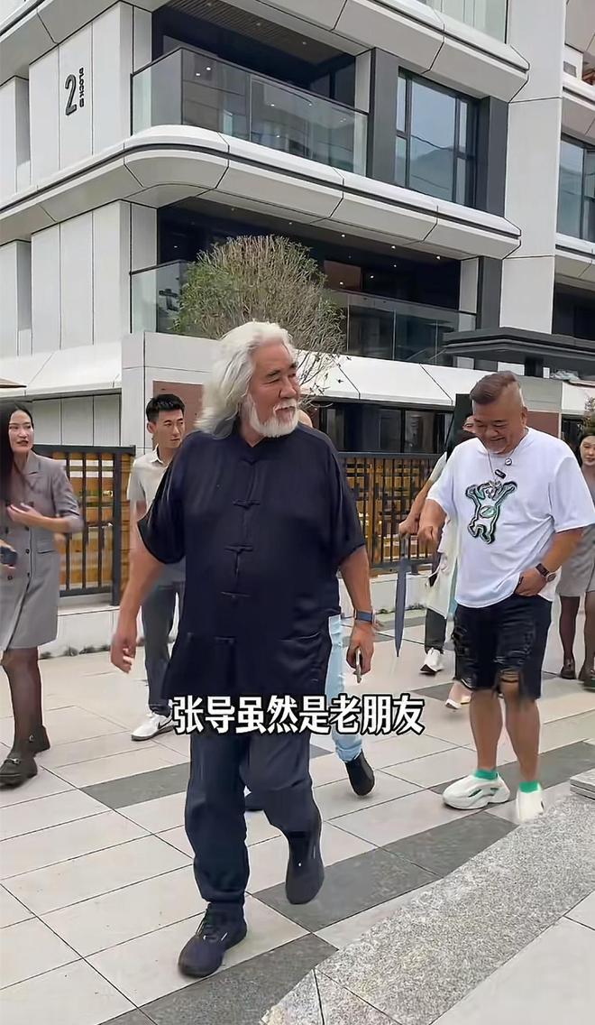 74岁张纪中现身太白山参观别墅，满面笑容状态好，网红捯饬哥接待
