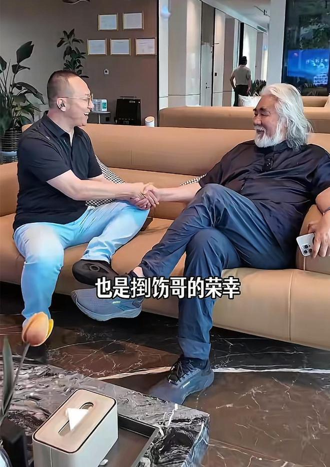 74岁张纪中现身太白山参观别墅，满面笑容状态好，网红捯饬哥接待